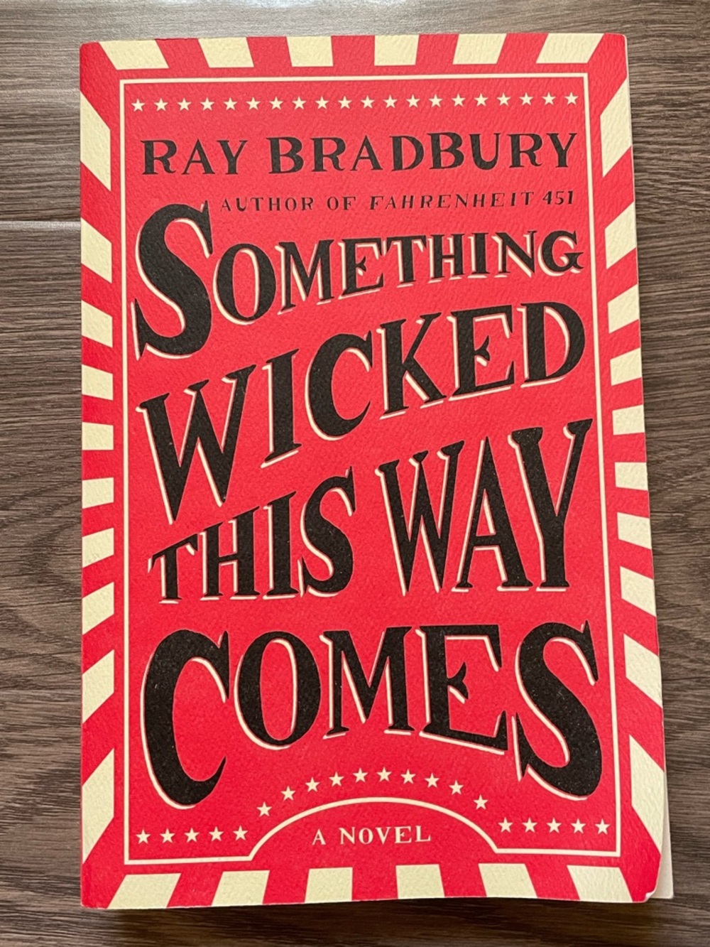 Book: Ray Bradbury "Something Wicked This Way Comes"
